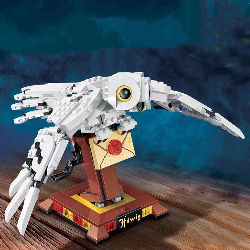 Harry Potter Hedwig the Owl Figure Collectible Toy Room Décor Display Model with Minifigure