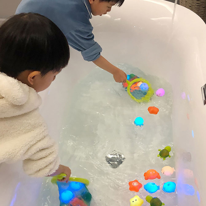 (Fishing Net) Baby Cute Animals Bath Toy Swimming Water LED Light Up Toys Soft Rubber Float Induction Luminous Frogs for Kids Play Funny Gifts