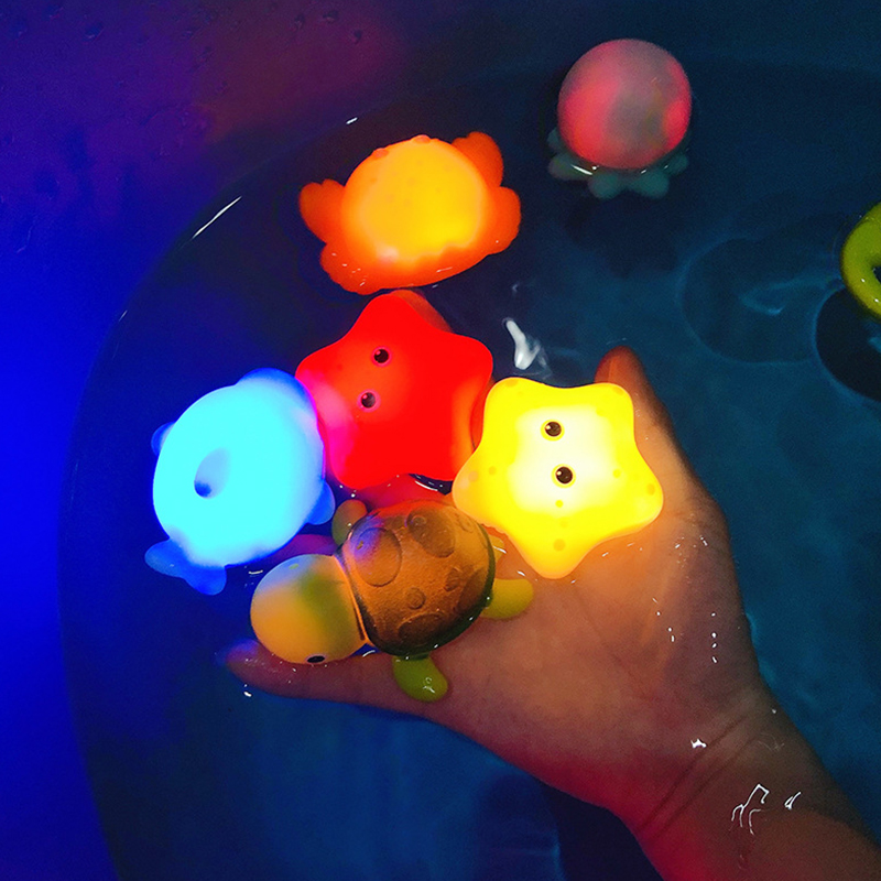 (Fishing Net) Baby Cute Animals Bath Toy Swimming Water LED Light Up Toys Soft Rubber Float Induction Luminous Frogs for Kids Play Funny Gifts