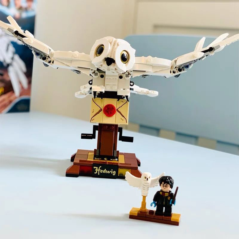 Harry Potter Hedwig the Owl Figure Collectible Toy Room Décor Display Model with Minifigure